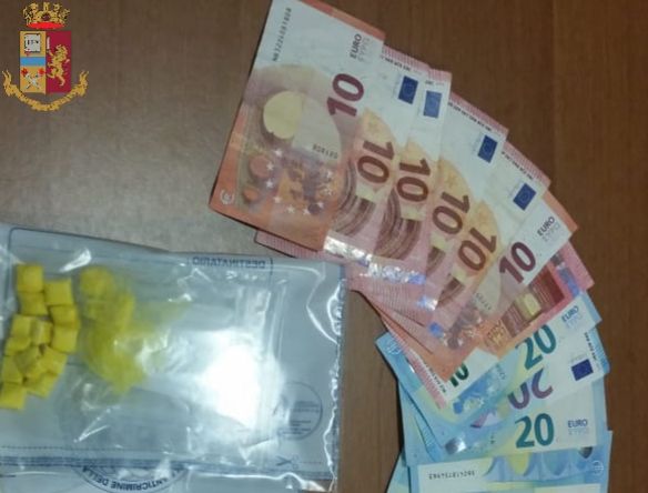Torino: nasconde le dosi di crack nella della luce di cortesia della sua auto