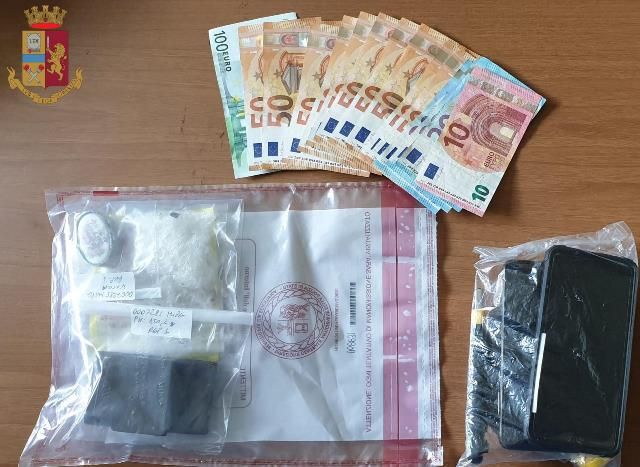 droga e materiale ritrovato da Polizia