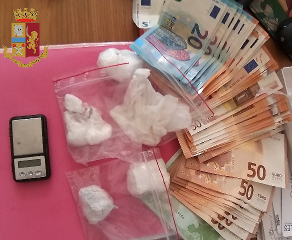 Nasconde in casa droga e 2000 euro: arrestato pusher in corso Taranto