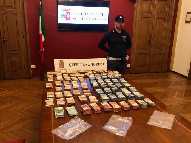 Maxi-sequestro di denaro da parte della polizia: oltre 420mila euro in contanti (VIDEO)