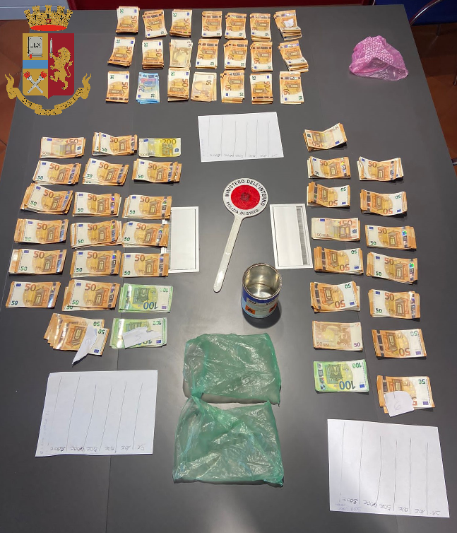 Soldi sequestrati disposti su un tavolo