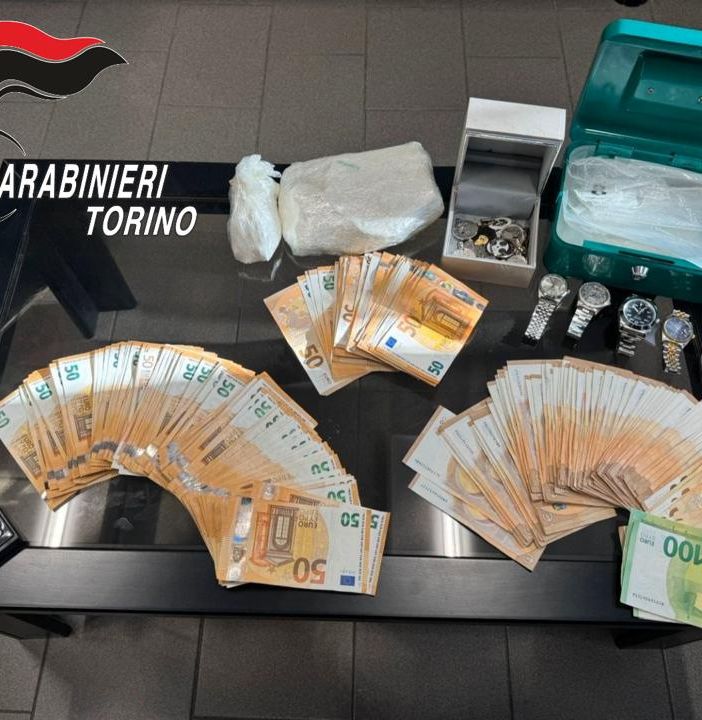 Nel laboratorio confezionava droga e Rolex falsi: 36enne arrestato a Nichelino
