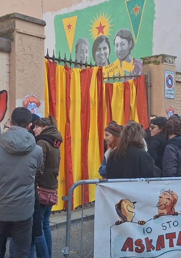 Askatasuna: gli antagonisti accolgono i consiglieri comunali da striscioni e proteste