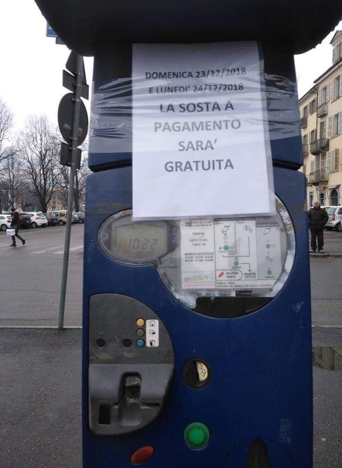 Pinerolo, sosta gratuita domenica 23 e lunedì 24: lo dice un avviso appiccicato sul parcometro