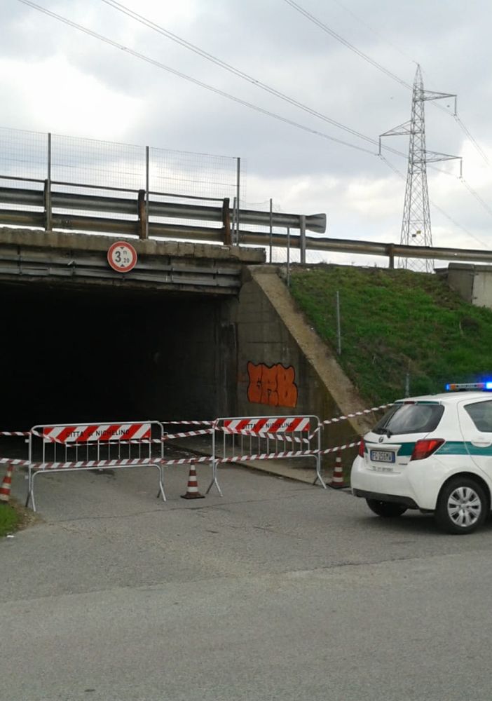 Nichelino, calcinacci cadono dal viadotto della tangenziale: chiuso sottopasso