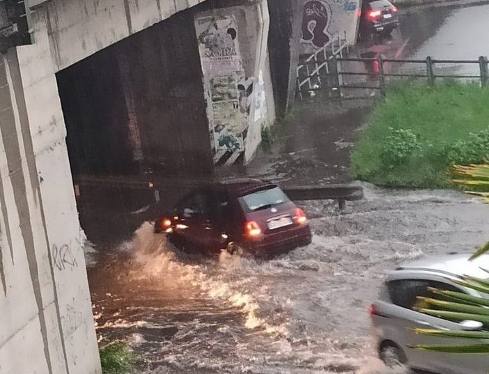 La pioggia di ieri trasforma in fiumi le strade di Moncalieri e Nichelino (foto di archivio)