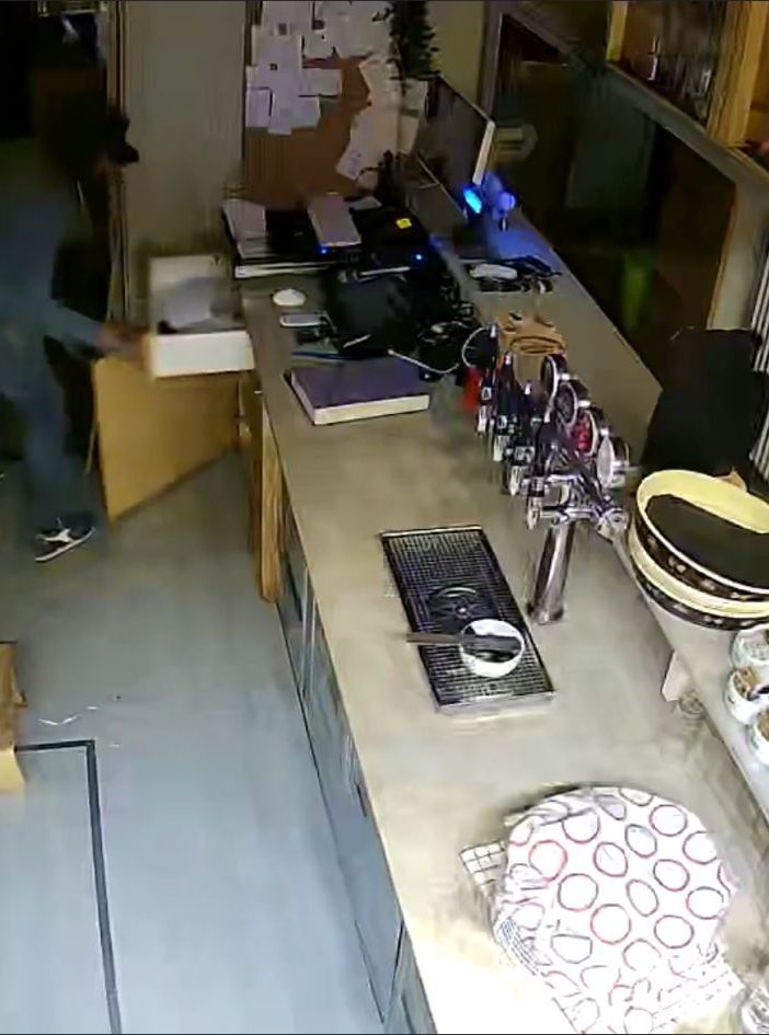 Terzo furto in meno di un anno alla pizzeria “Slow Good”: commercianti esasperati in Borgo Vittoria e Madonna di Campagna