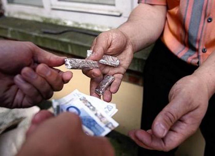 Pusher sorpreso mentre usciva da un palazzo