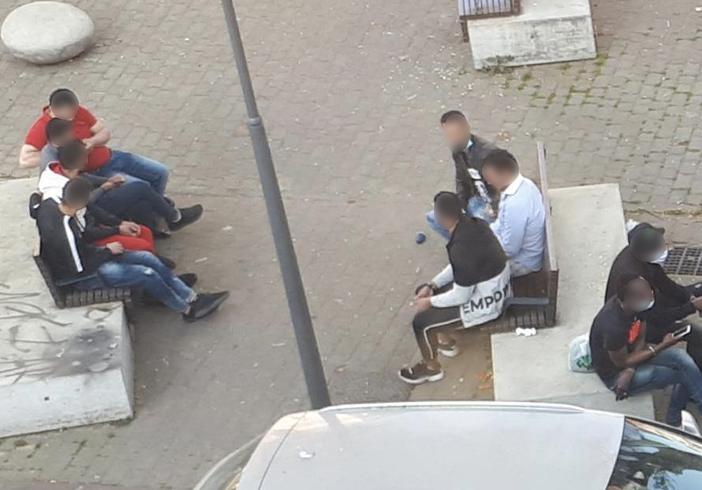 Largo Giulio Cesare, spaccio 24 ore al giorno: “Il bivacco dei pusher continua anche in emergenza sanitaria”