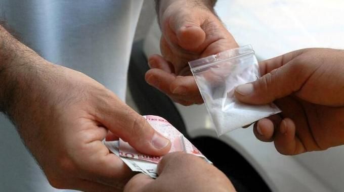Fermato per un controllo dalla Polizia, aveva con sè la droga: denunciato