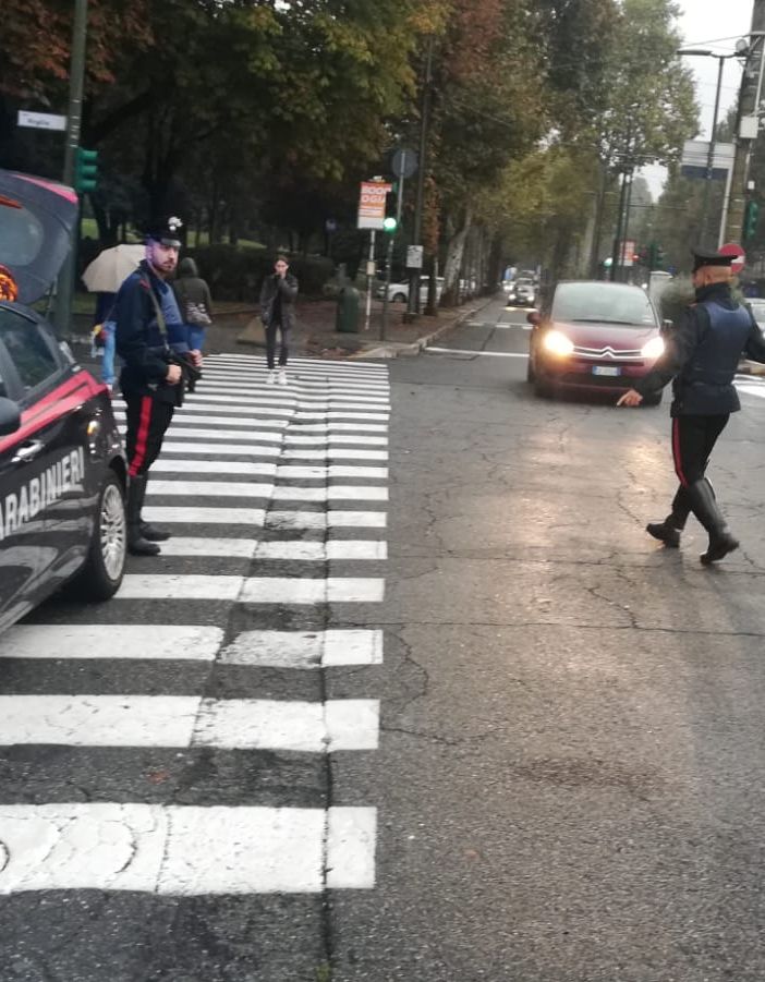 Pusher utilizza 10 telefoni cellulari per gestire il traffico di droga: arrestato dai carabinieri