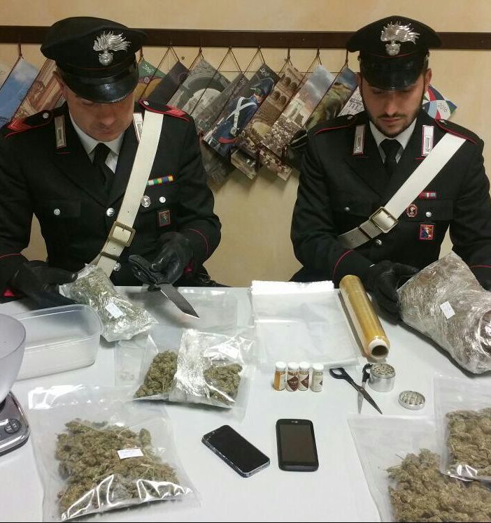Un chilo di marijuana nascosta in camera da letto: arrestato un 19enne