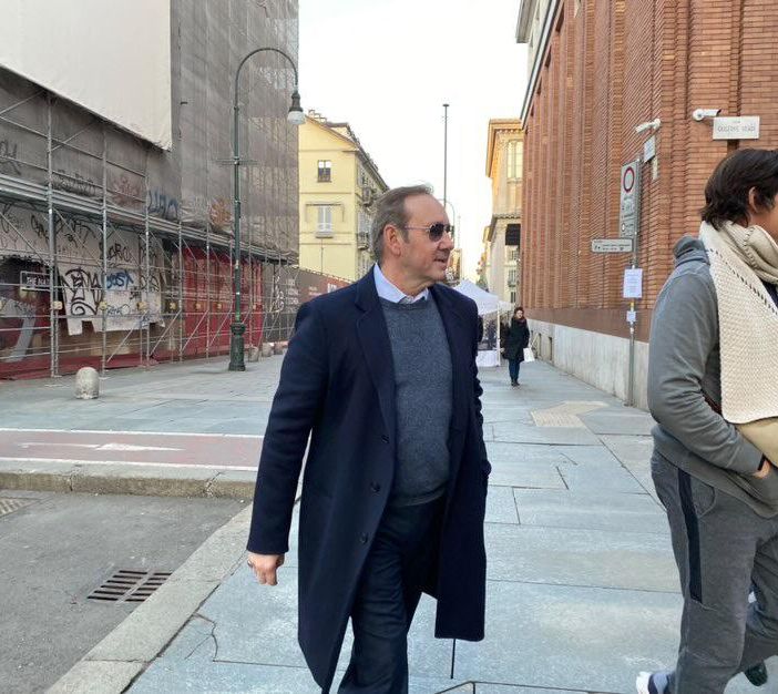 Kevin Spacey tra un selfie e un pranzo al Caffè Torino, la visita al Museo del Cinema