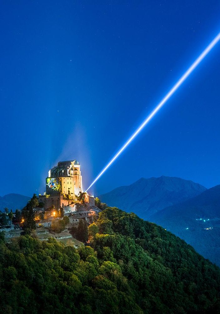 Val di Susa, da stasera per una settimana la Sacra di San Michele sarà illuminata dalla &quot;Spada d Luce&quot; dell'Arcangelo