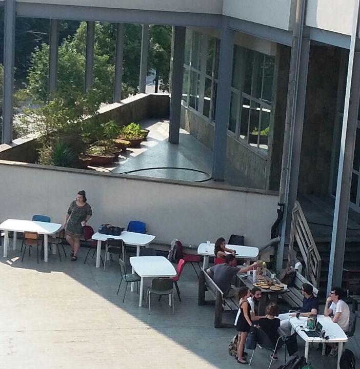 Gli studenti “occupano” la terrazza di Palazzo Nuovo a Torino e ci fanno un’aula studio