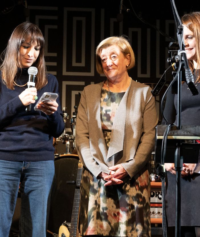 tre persone sul palco