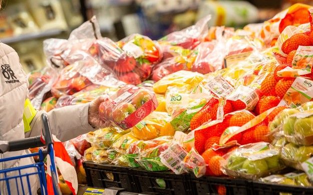 carrello della spesa e frutta