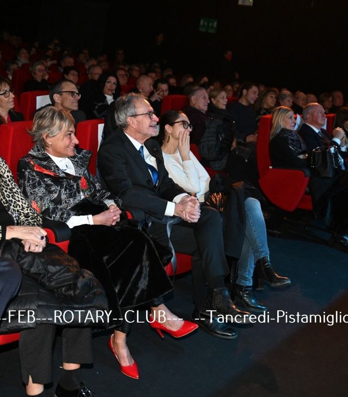 Persone che si esibiscono sul palcoscenico di un teatro