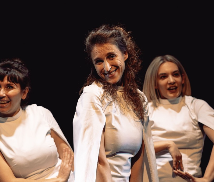 spettacolo teatrale con donne in scena