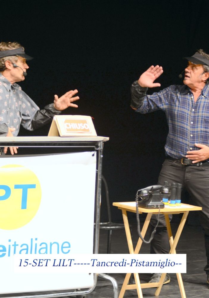 gruppo di persone con stendardo