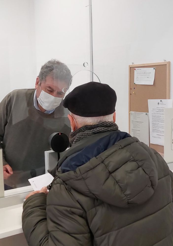 due persone allo sportello