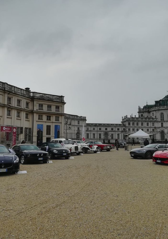 Stupinigi indossa l'abito da sposa