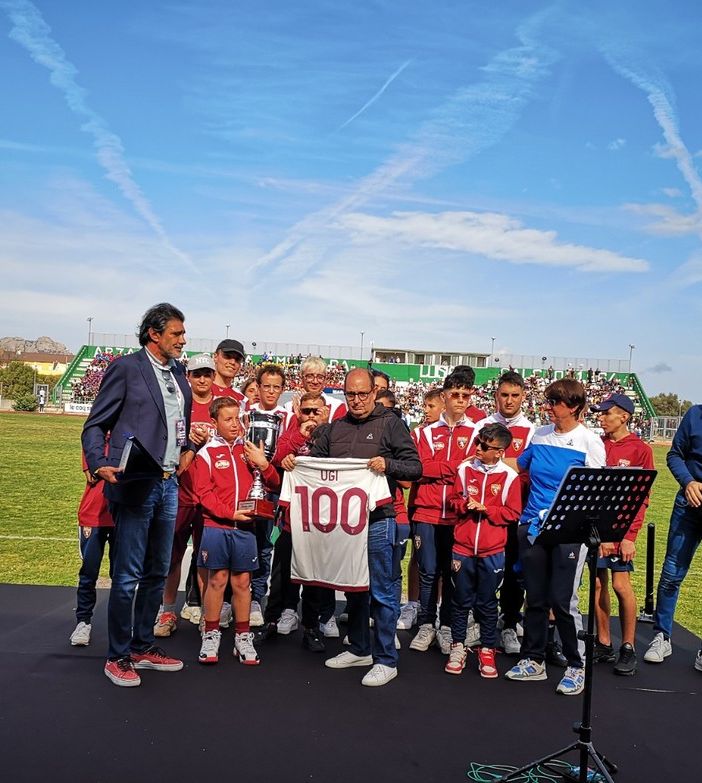 La squadra di Ugi (composta da adolescenti guariti dal tumore) riceve l'applauso di Gianni Infantino