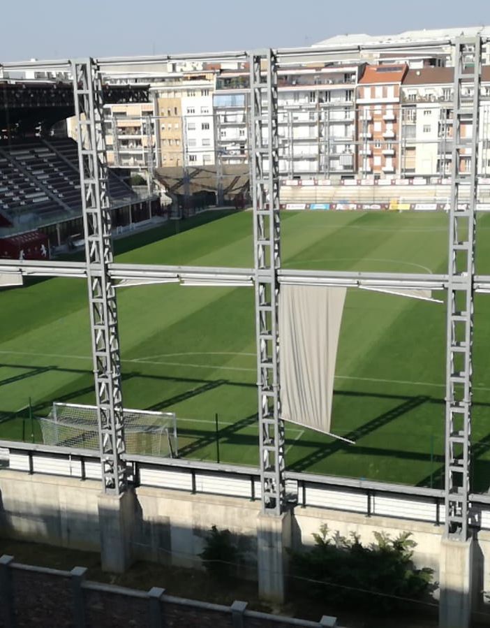 Stadio visto dall'alto con una tribuna coperta e la scritta Torino Fc