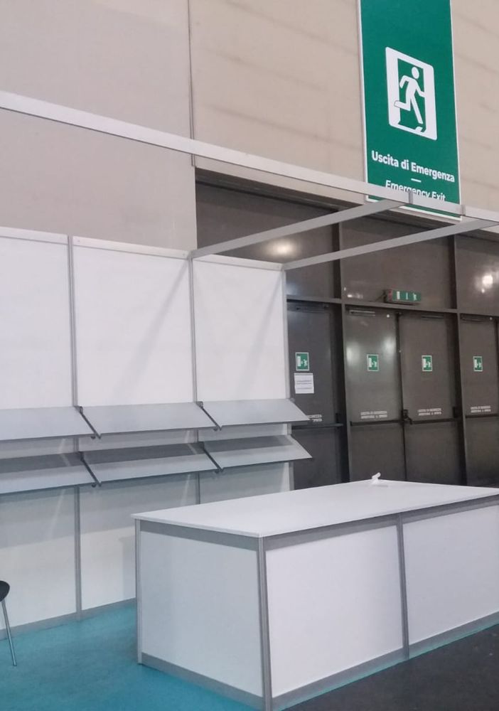 Altaforte, stand ancora vuoto nel Salone del Libro in allestimento