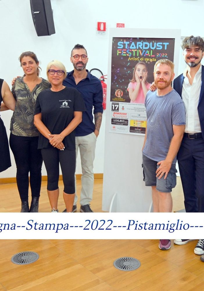 tavolo di relatori a presentazione