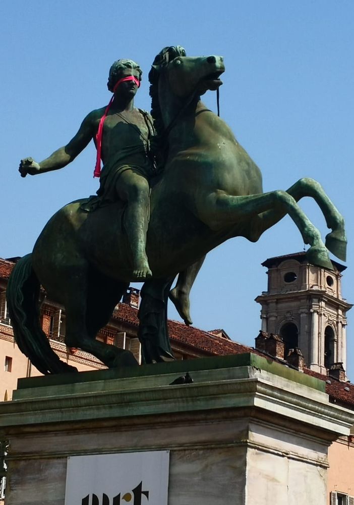 Bendati i dioscuri della cancellata di Palazzo Reale