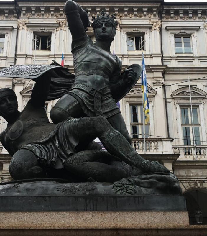 la statua del Conte Verde davanti al Comune