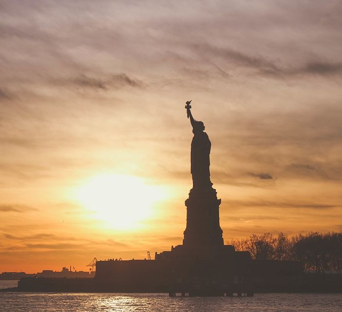 Statua della libertà al tramonto