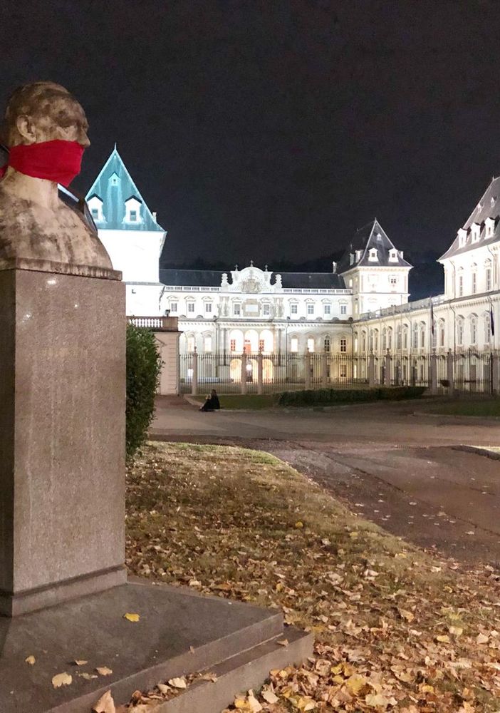No alla censura, CasaPound imbavaglia le statue a Torino e in oltre cento città italiane