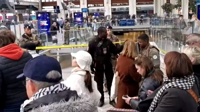 Tre persone accoltellate alla stazione di Parigi, è un maliano residente nel Torinese l'attentatore