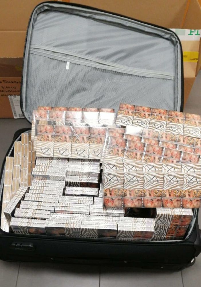 Caselle, sequestrate in aeroporto 100 stecche di sigarette russe di contrabbando