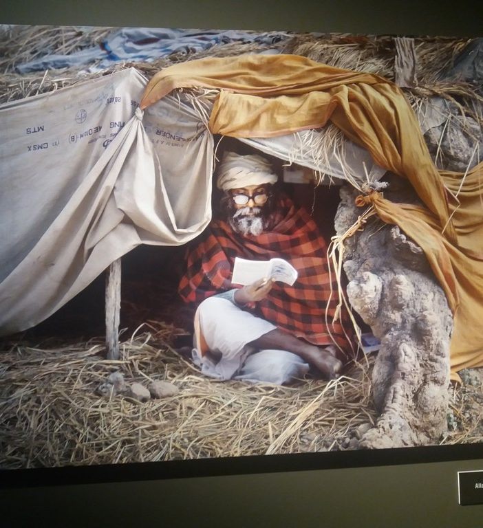 Scatti tra le pagine di un libro: a Torino Steve McCurry omaggia la lettura