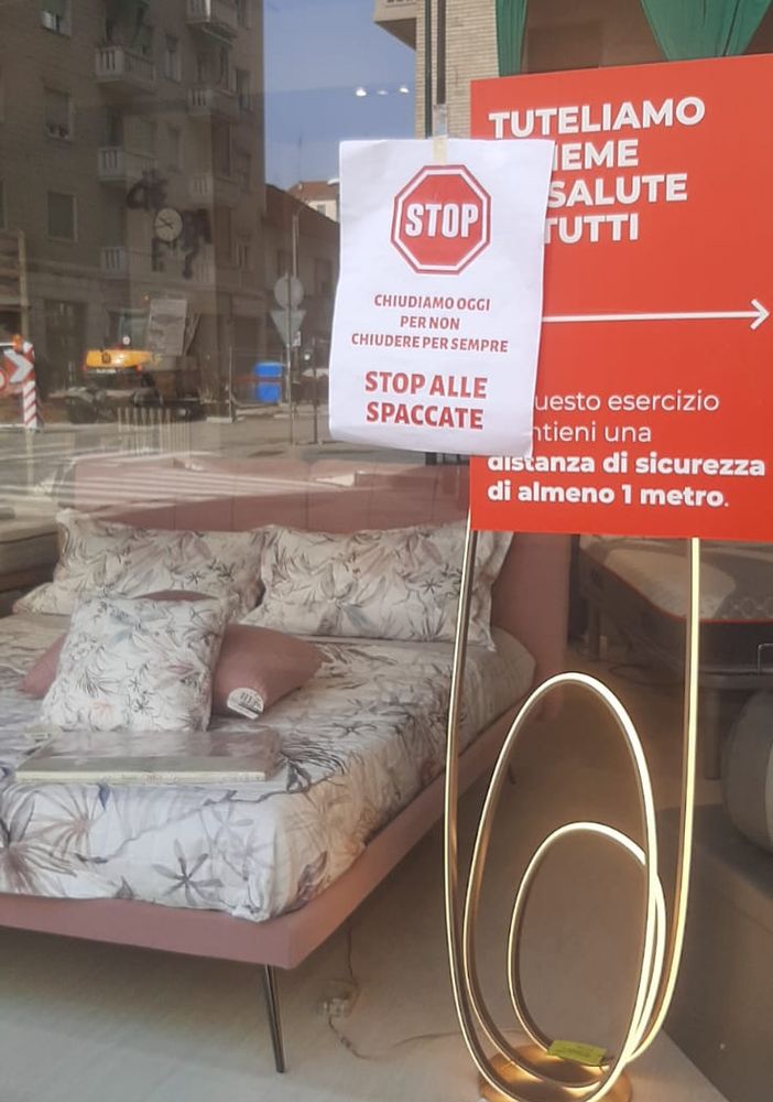 serrande abbassate per protesta