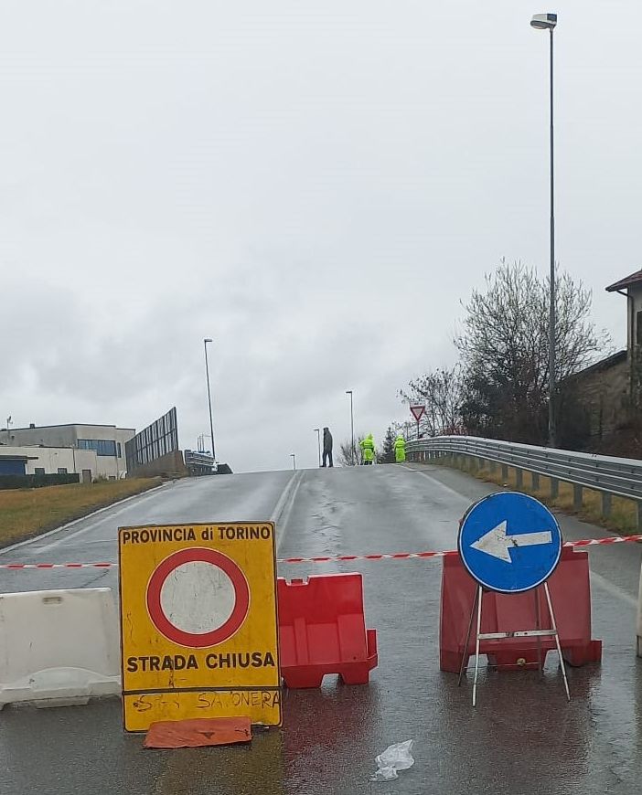 Il maltempo provoca una voragine: interrotta la viabilità sulla strada provinciale 177 ad Alpignano