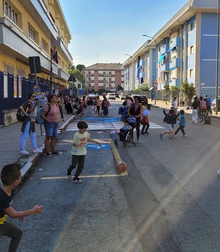 &quot;Prolungate lo stop totale alle auto davanti alla scuola elementare Dewey&quot;
