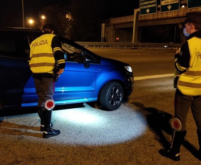 Documenti falsi e carte di pagamento clonate: due romeni arrestati a Pinerolo