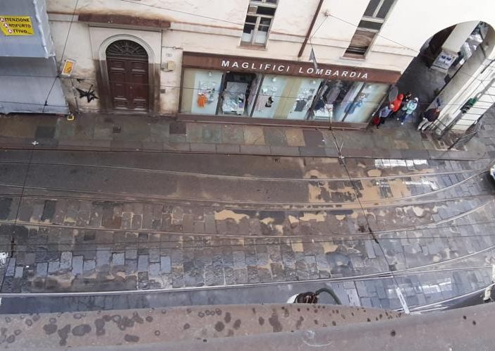 Manutenzione strade: lastroni dissestati e segnaletica danneggiata in via Accademia Albertina