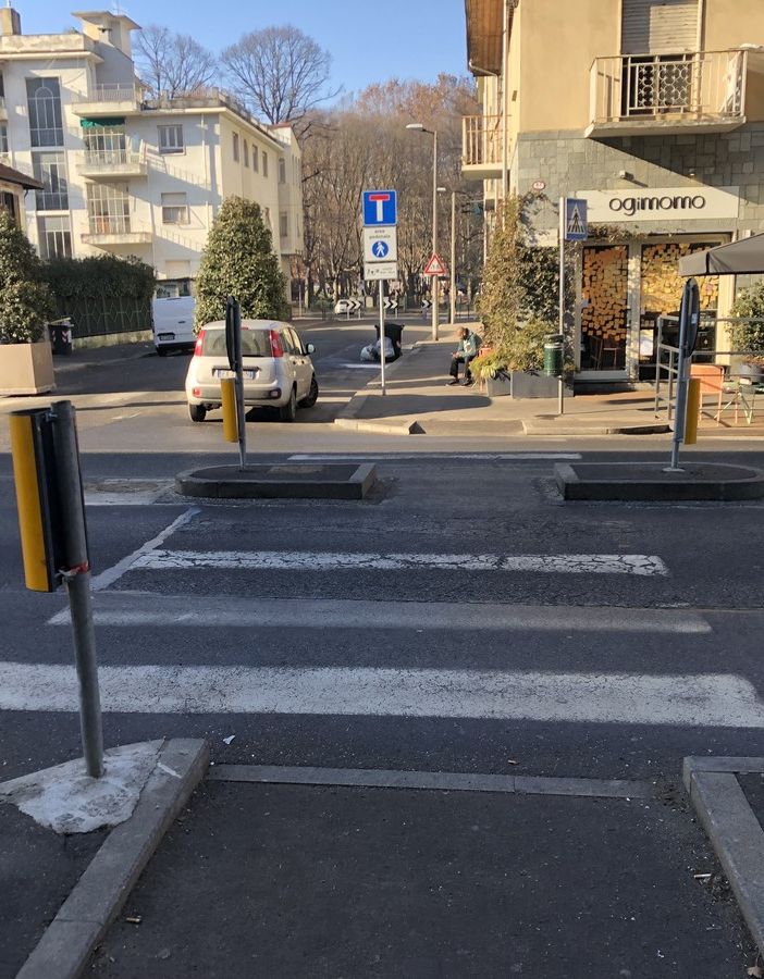 La denuncia: “Qui attraversare è molto rischioso”