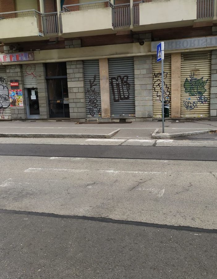 Strisce pedonali sbiadite, attraversamenti pericolosi in zona Aurora