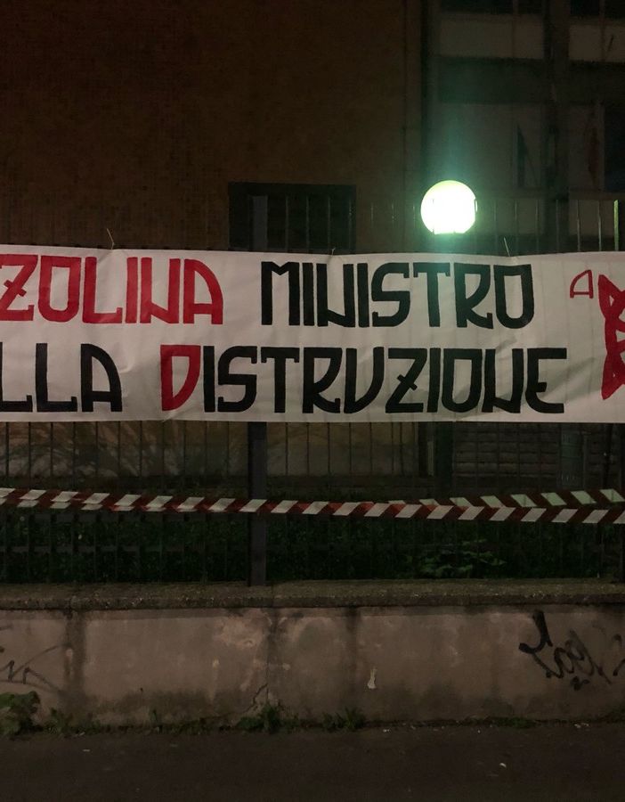 Liceo Einstein, blitz di Azione Studentesca: &quot;Azzolina Ministro della DIstruzione&quot;