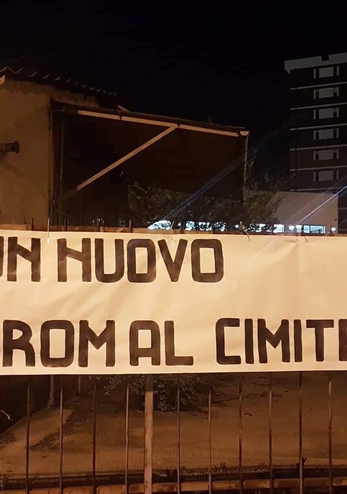 Striscione di CasaPound contro l'accampamento rom in strada del Portone