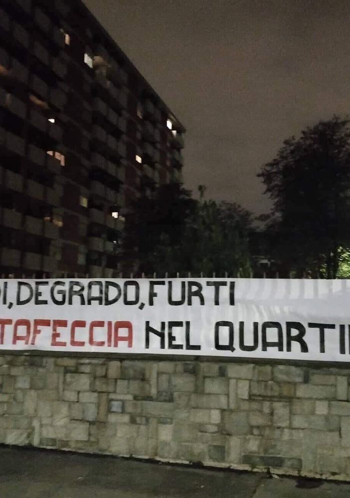 CasaPound denuncia con uno striscione degrado e vandalismo in corso Cosenza