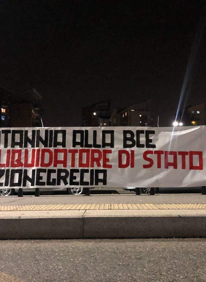 Lo striscione apparso in corso Principe Oddone, a Torino, contro Mario Draghi