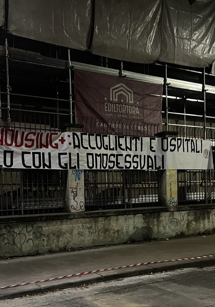 Questa notte i militanti di Avanguardia Torino hanno affisso il manifesto sul cantiere di corso Farini Questa notte i militanti di Avanguardia Torino hanno affisso il manifesto sul cantiere di corso Farini