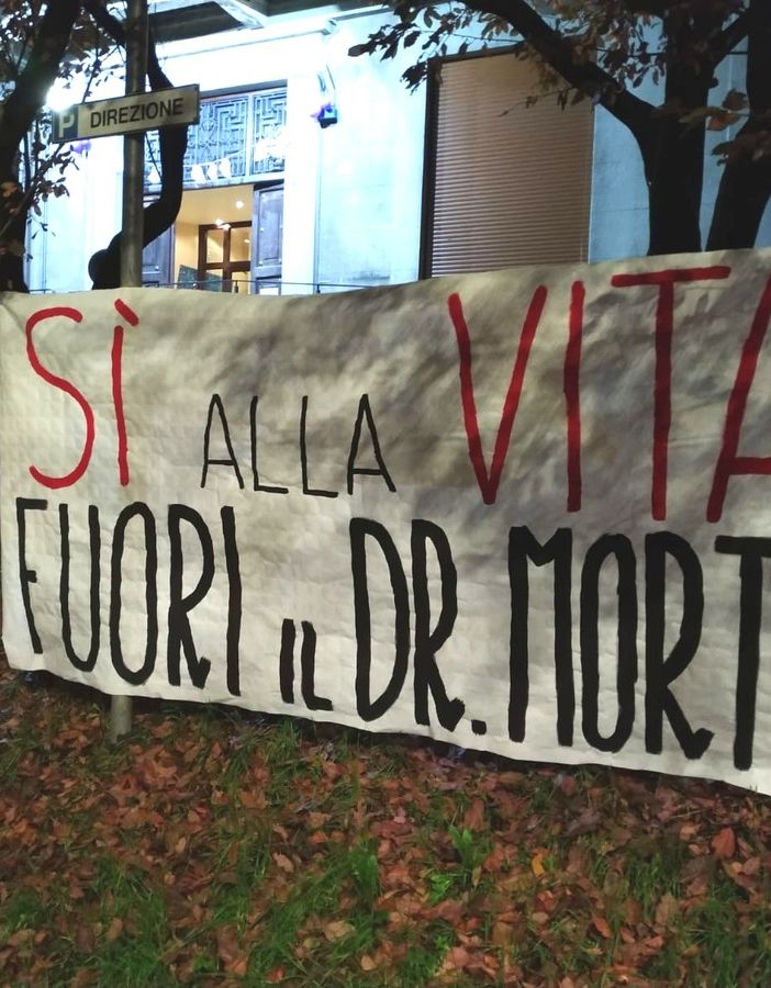 Sant'Anna, striscione contro Viale: &quot;Sì alla vita, fuori il dr. Morte&quot;